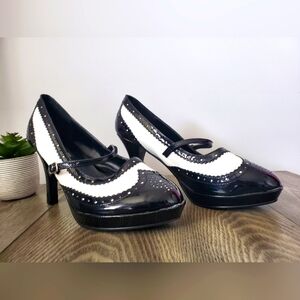 Classic Two-Tone Mary Jane Pumps in Black and White